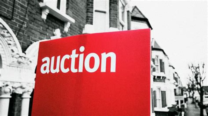 How do house auctions work?